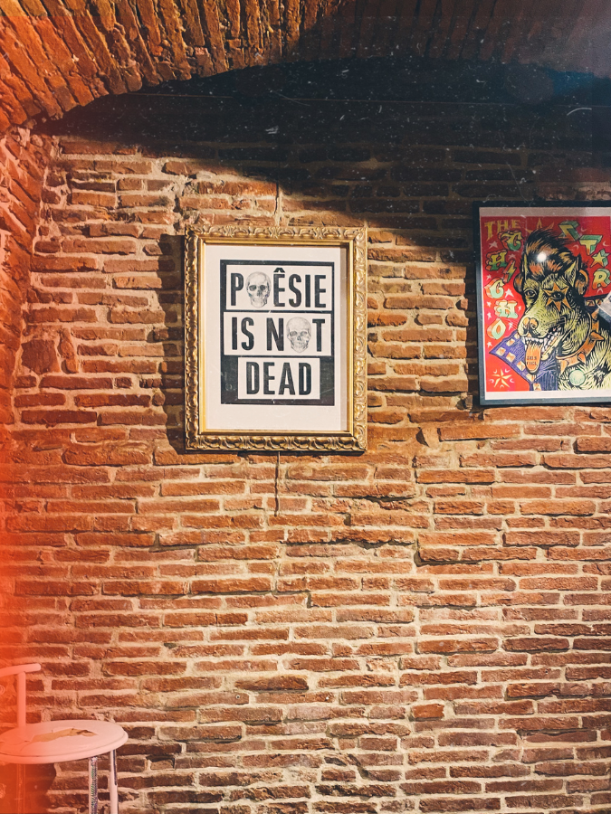 atelier lecture à voix haute poésie mur en brique avec une affiche poésie is not dead